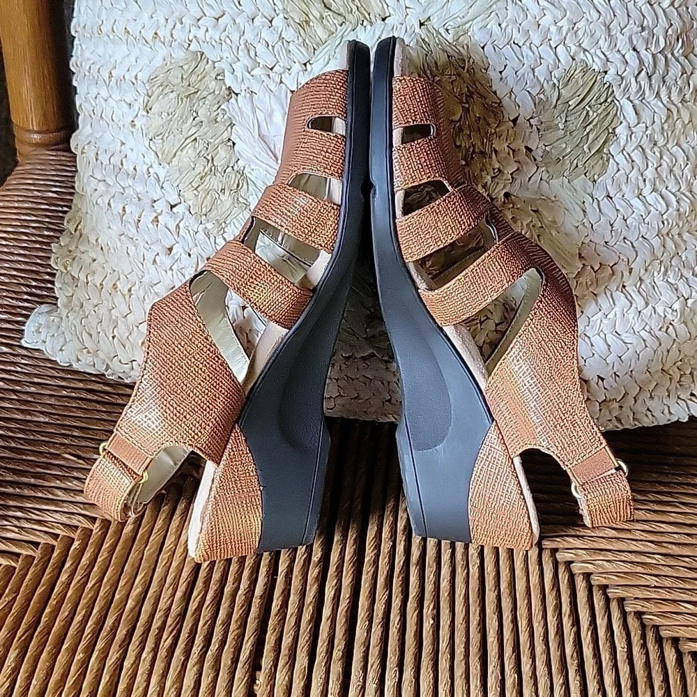 NWOT,  Soft Style Patsie, sandals, size  7.5 narrow, bronze